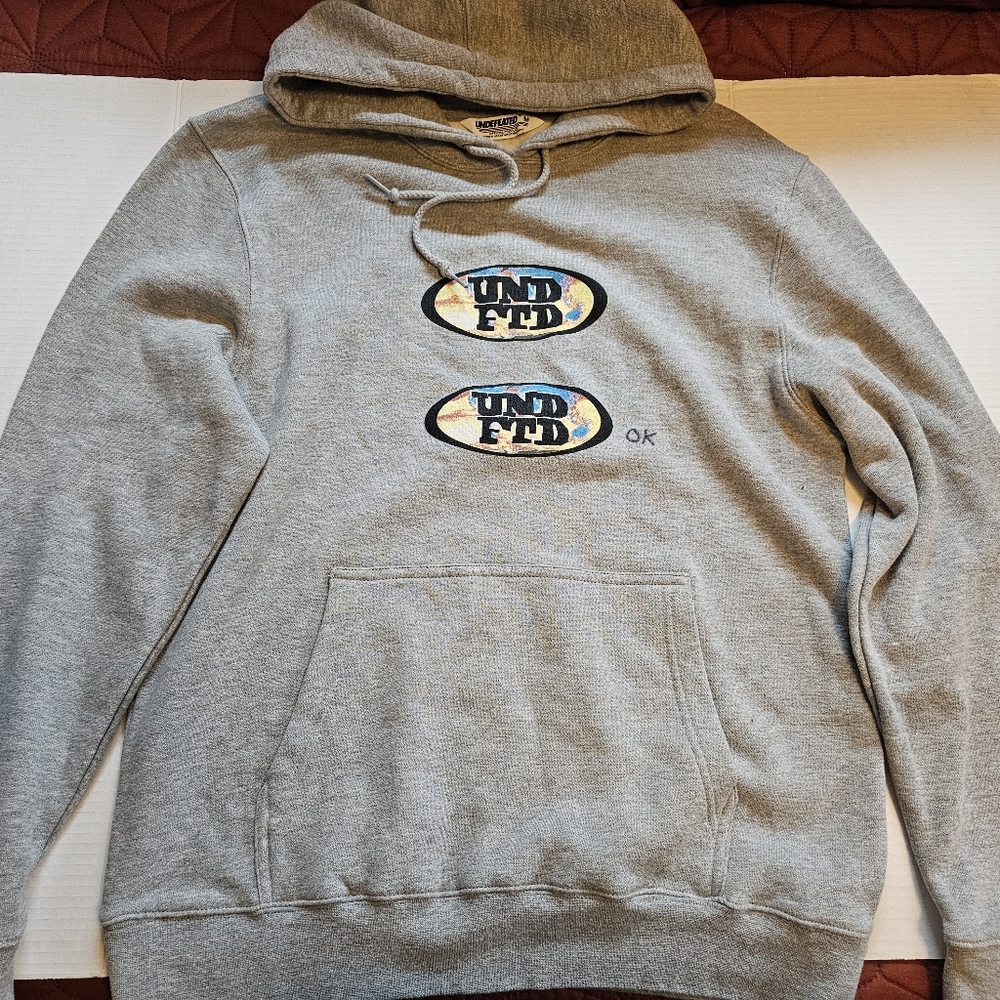 NWOT Undefeated Mens Hoodie Sweater Size M Gray Pullover / Small Defects